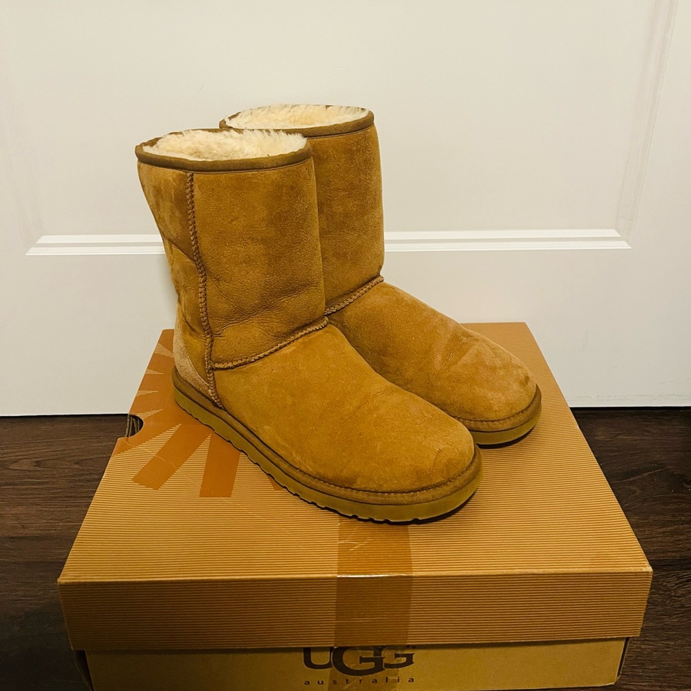 UGG Women’s Classic Short Boots in Chestnut, Size 9
